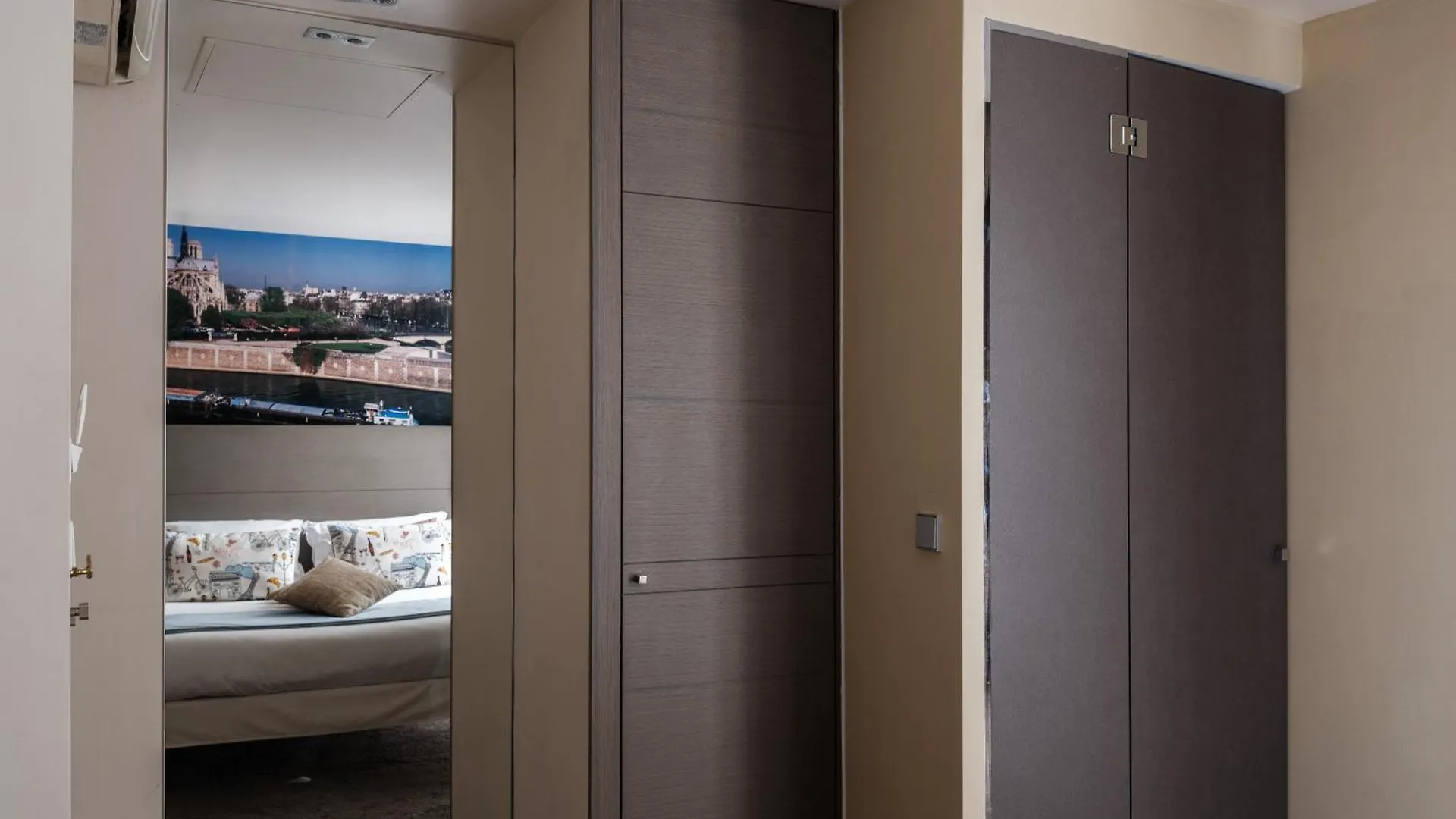 ***  Hotel Minerve Paris France